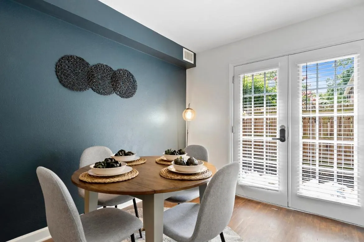 Cozy Condo Near Luxury Mall & Uptown W/ Pool! Charlotte Apartment