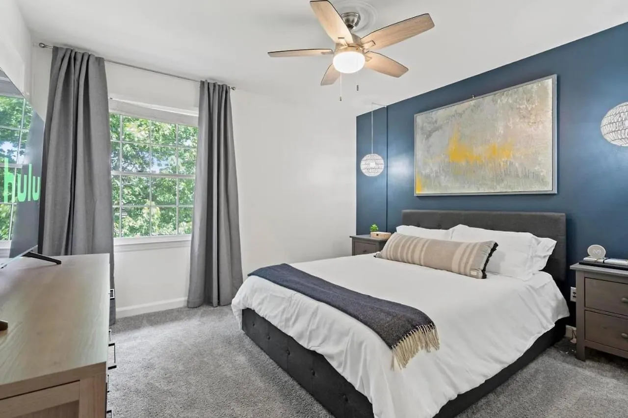 Cozy Condo Near Luxury Mall & Uptown W/ Pool! Charlotte 0*,  USA