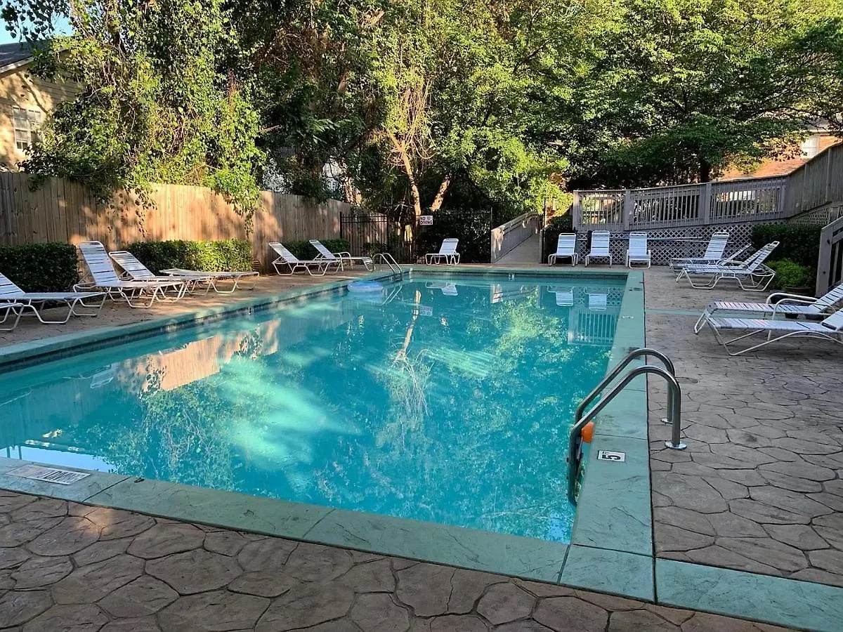 Cozy Condo Near Luxury Mall & Uptown W/ Pool! Charlotte